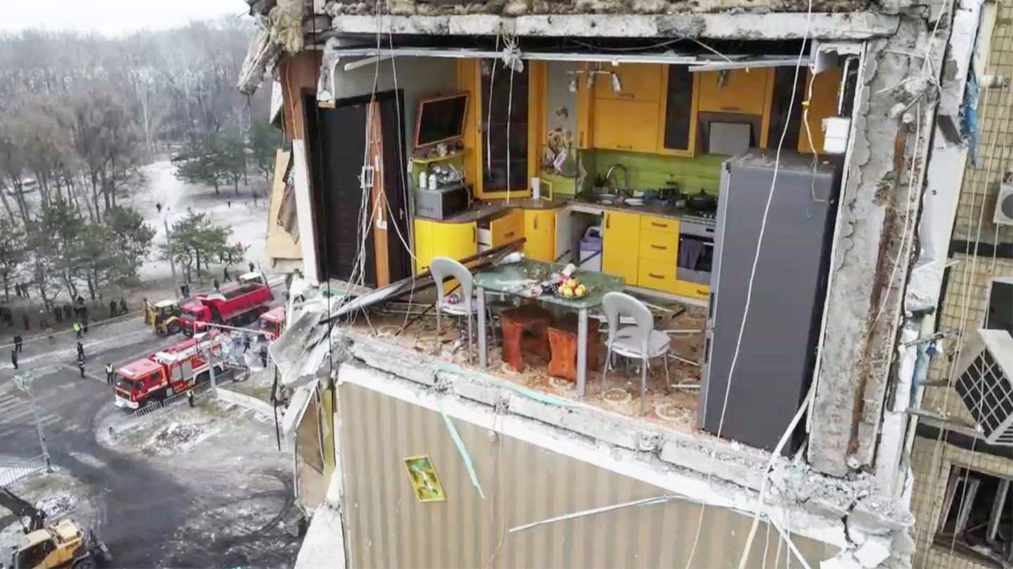 Ukraine: Yellow kitchen becomes a sad symbol of war (video)