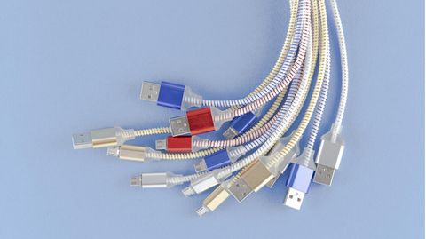 USB-Kabel-Typen: Mehrere USB-Kabel liegen nebeneinander