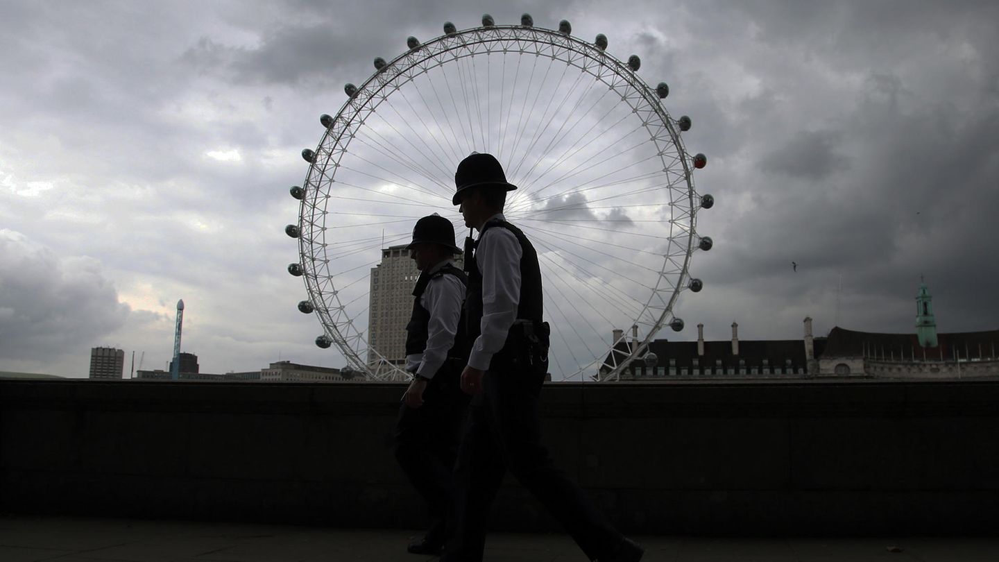 Zwei "Bobbys" der Londoner Polizei auf Streife
