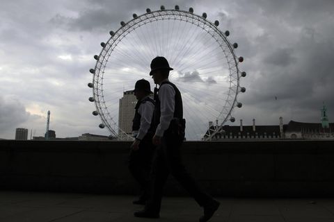 Zwei "Bobbys" der Londoner Polizei auf Streife