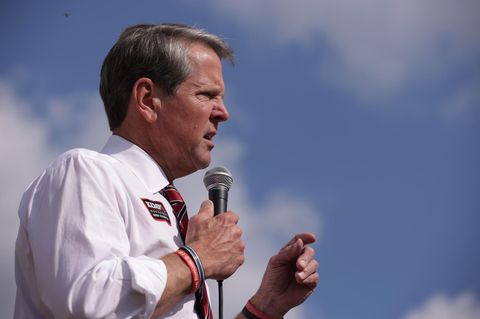 Brian Kemp spricht bei einer Veranstaltung in ein Mikrofon