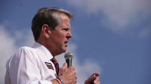 Brian Kemp spricht bei einer Veranstaltung in ein Mikrofon