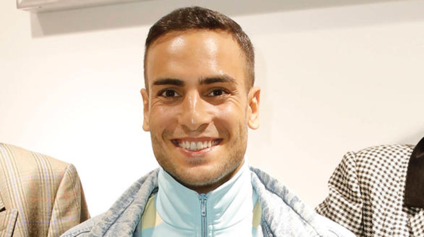 GZSZ-Darsteller Timur Ülker steht neben zwei Schaufensterpuppen