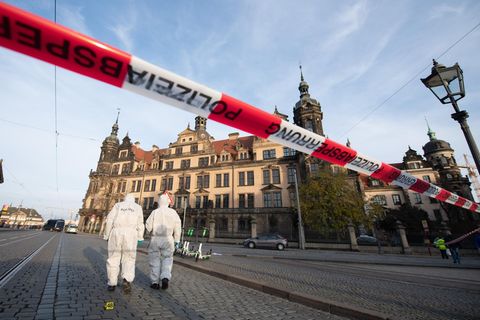Zwei Mitarbeiter der Spurensicherung stehen vor dem Residenzschloss mit dem Grünen Gewölbe