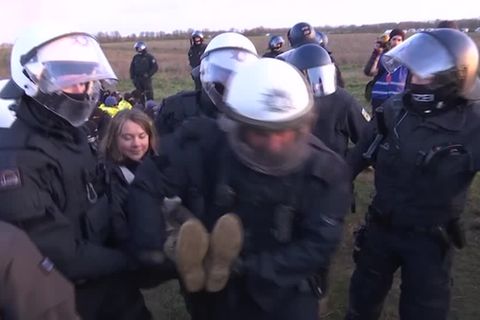 Video: Nach weiteren Klimaprotesten: Polizei trägt Greta Thunberg weg