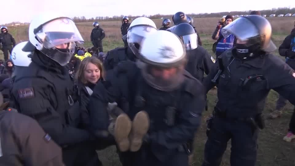 Video: Nach weiteren Klimaprotesten: Polizei trägt Greta Thunberg weg Video: Nach weiteren Klimaprotesten: Polizei trägt Greta Thunberg weg