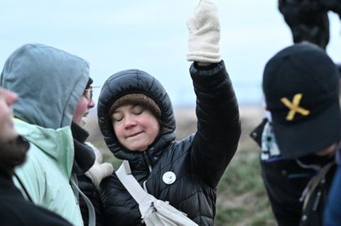 Greta Thunberg zusammen mit einer Gruppe weiterer Klimaaktivisten