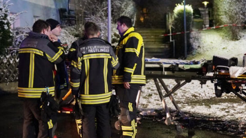 Feuerwehrleute im Einsatz bei einem Brand in Reutlingen