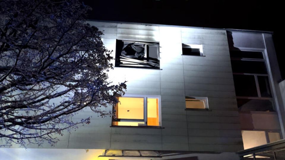 Ein rußgeschwärztes Fenster (oben, Mitte) ist bei einem Brand am Gebäude einer Pflegeeinrichtung zu sehen