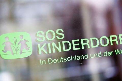 Ein Schild eines SOS-Kinderdorfes