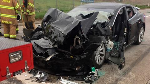 Am 11. Mai 2018 fuhr ein Tesla Model S in einen stehenden Feuerwehr-Einsatzwagen. Der Fahrer gab ab, dass der zum Zeitpunkt des Unfalls aktive Autopilot kurz vor dem Unfall beschleunigt habe.