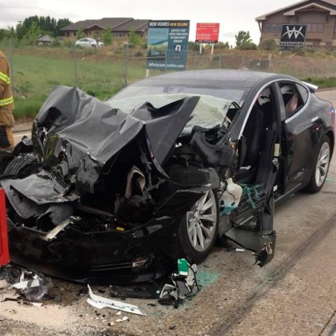 Am 11. Mai 2018 fuhr ein Tesla Model S in einen stehenden Feuerwehr-Einsatzwagen. Der Fahrer gab ab, dass der zum Zeitpunkt des Unfalls aktive Autopilot kurz vor dem Unfall beschleunigt habe.