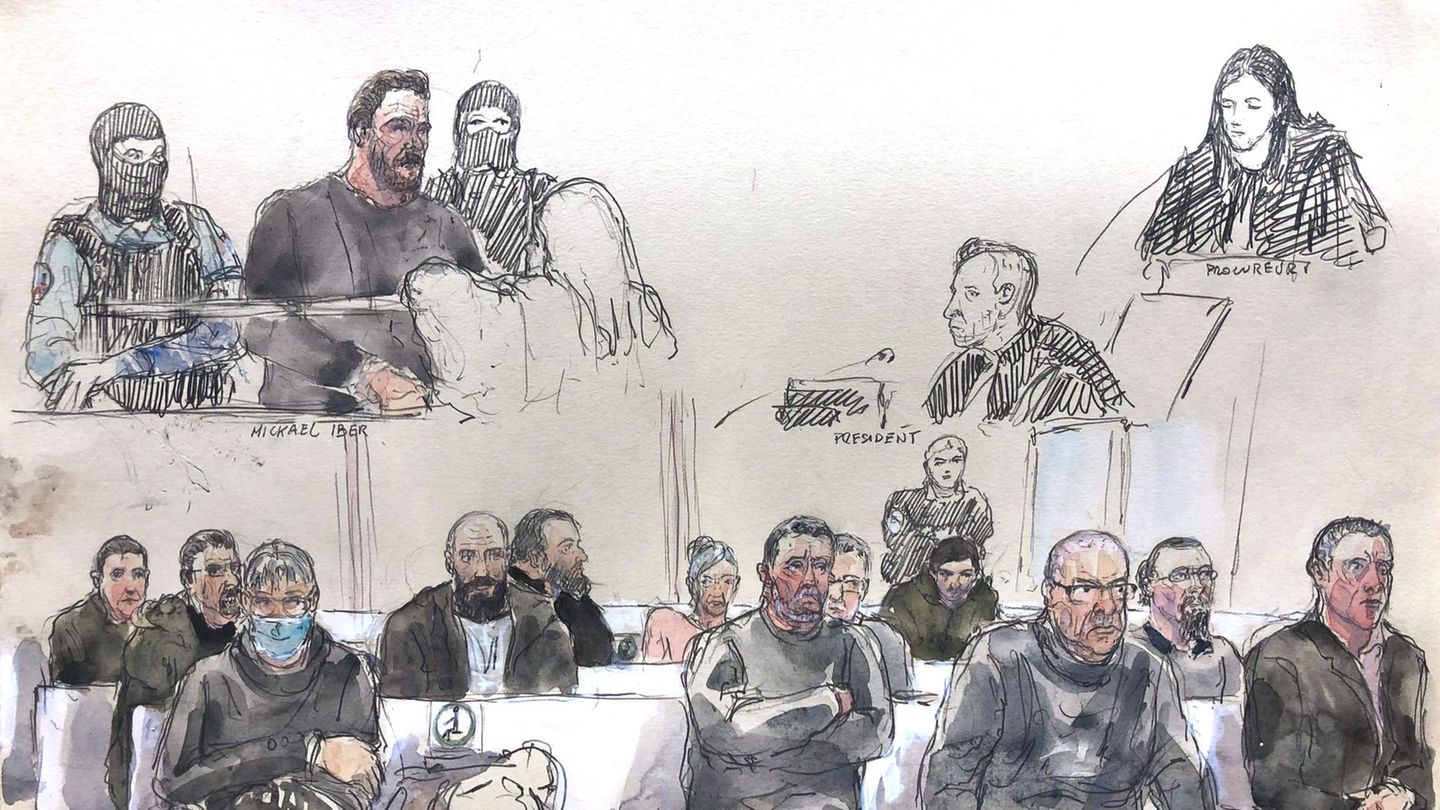 Beim Prozessauftakt gegen mutmaßliche Verschwörer zeigt eine Tuschezeichnung Angeklagte und Richter im Gericht
