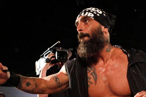 Wrestlingstar Jay Briscoe beim Betreten eines Kampfringes