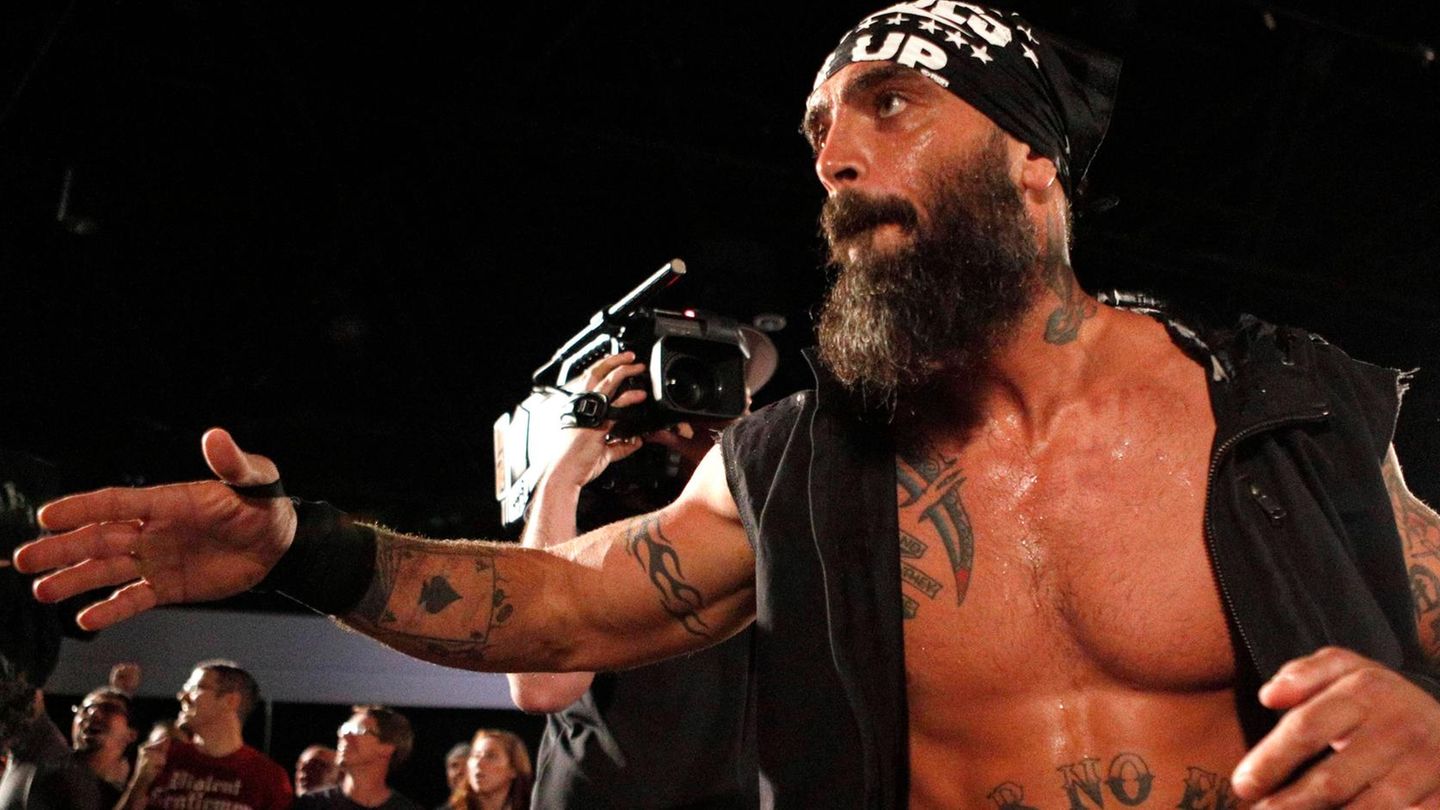 Wrestlingstar Jay Briscoe beim Betreten eines Kampfringes