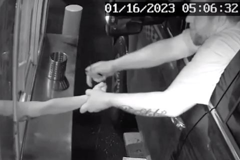 Schockierende Aufnahmen: Mann will Bikini-Kellnerin am Drive-in entführen