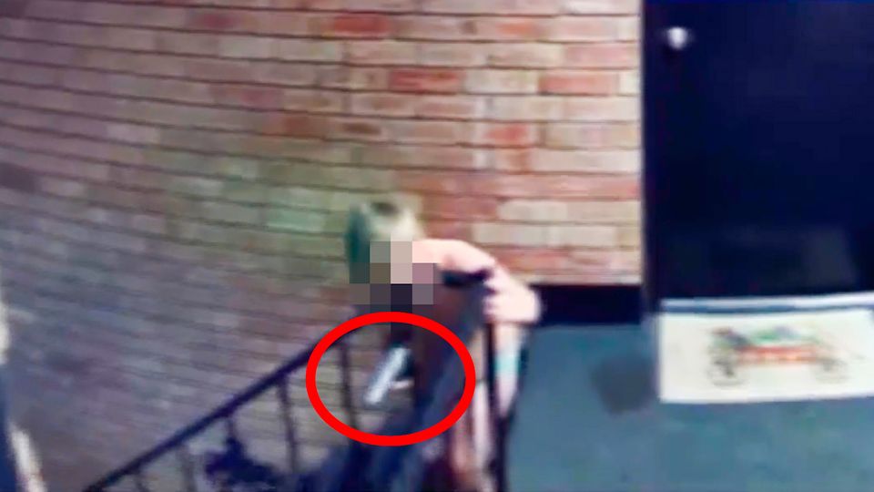 Schockierendes Video: Vierjähriger spielt mit geladener Waffe im Mehrfamilienhaus