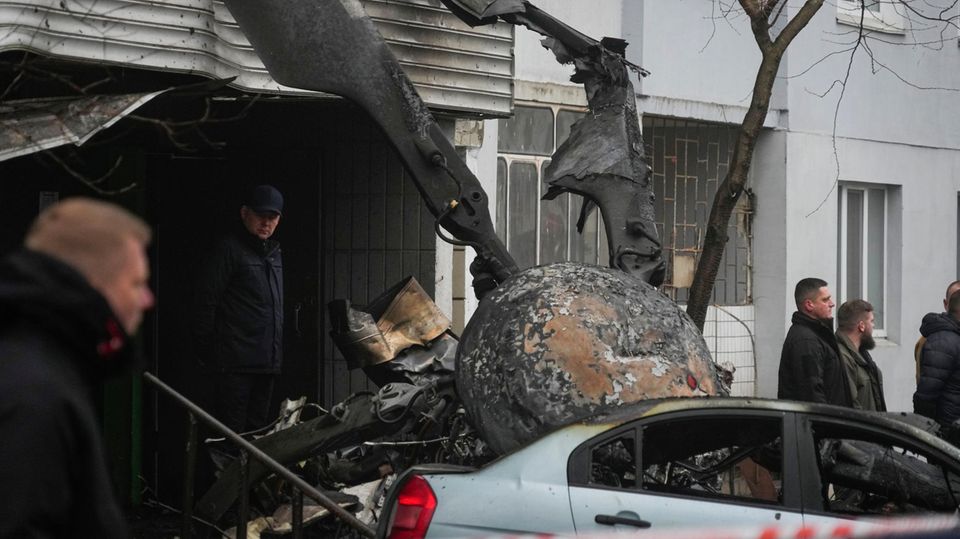 Der Propeller eines Hubschraubers liegt auf einem Auto an der Absturzstelle in Brovary, Ukraine