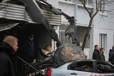 Der Propeller eines Hubschraubers liegt auf einem Auto an der Absturzstelle in Brovary, Ukraine