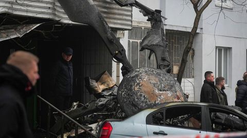 Der Propeller eines Hubschraubers liegt auf einem Auto an der Absturzstelle in Brovary, Ukraine