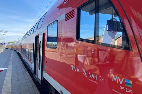 Ein roter Regionalzug der Bahn steht in Schwerin am Bahnsteig
