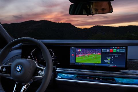 Ein Display in einem BMW zeigt ein Bundesliga-Spiel