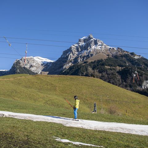 Ski fahren ohne Schnee