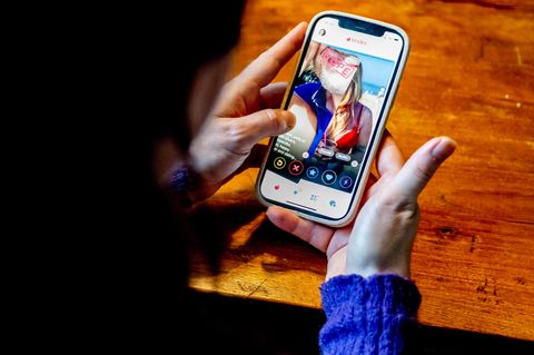 Mann nutzt Tinder-App
