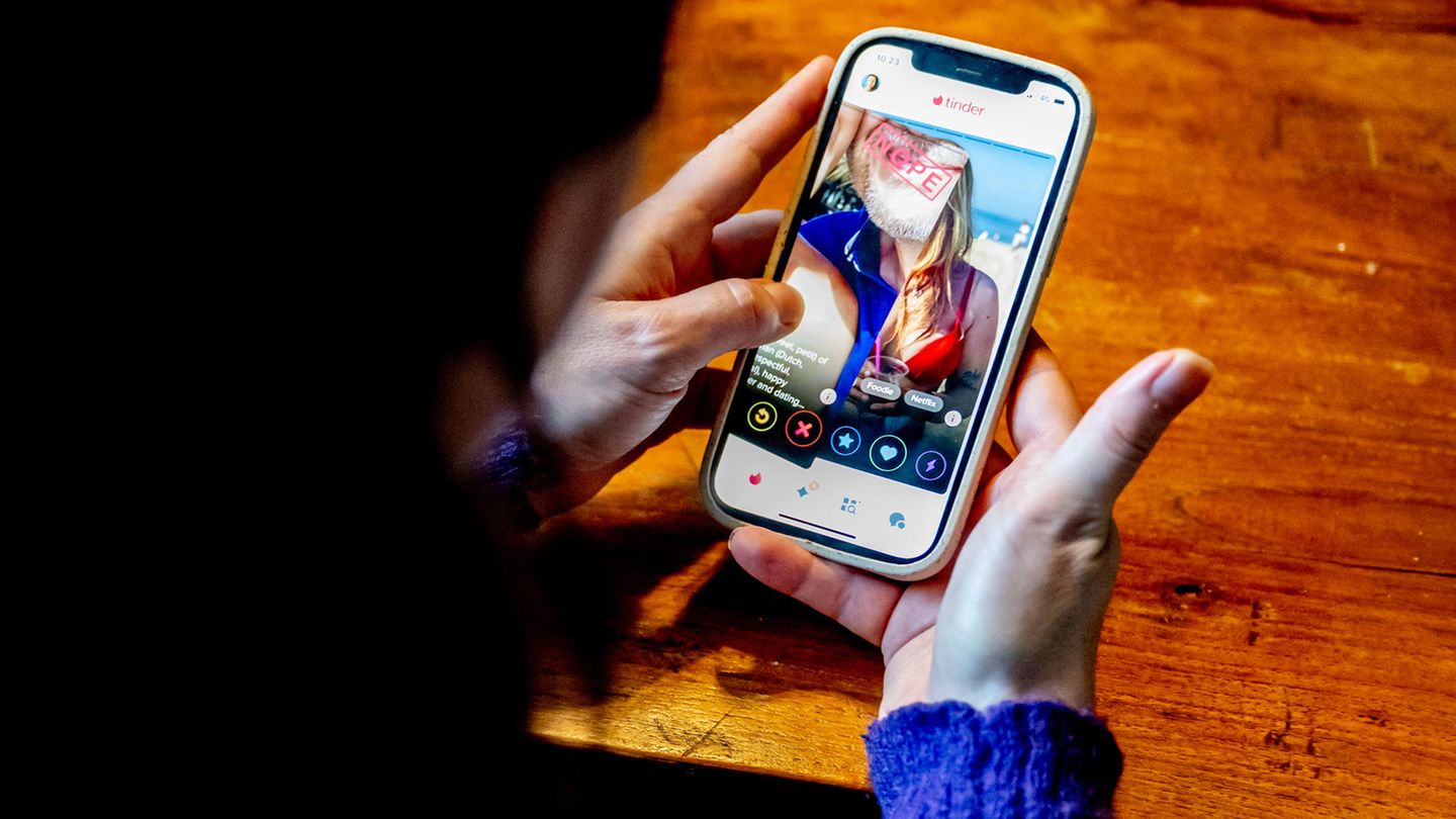 Mann nutzt Tinder-App