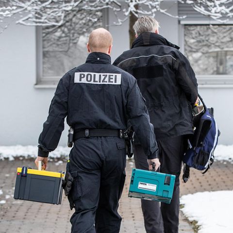 Mitarbeiter der Polizei und der Spurensicherung auf dem Weg ins Pflegeheim, in dem sich der Brand ereignete