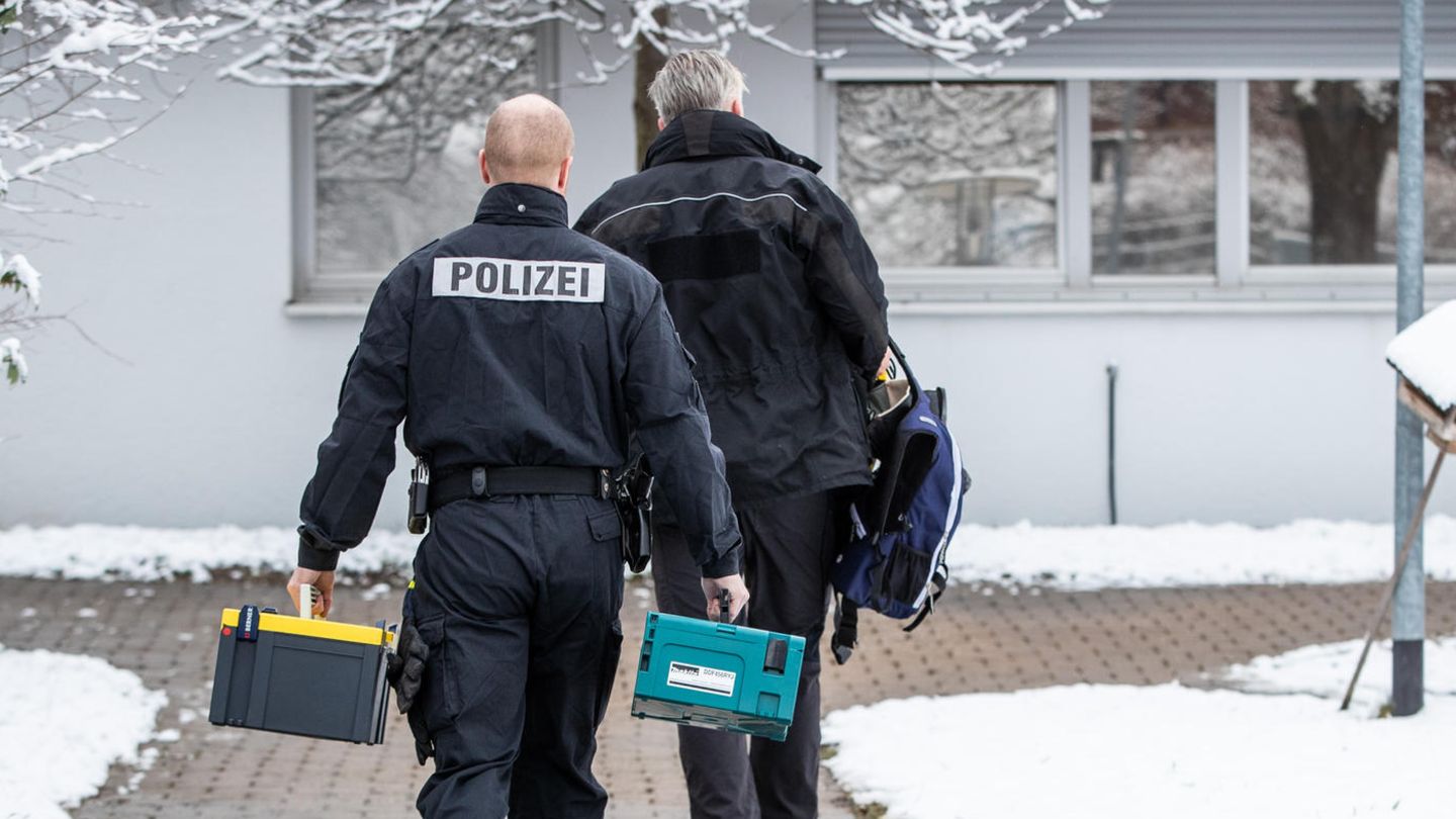 Mitarbeiter der Polizei und der Spurensicherung auf dem Weg ins Pflegeheim, in dem sich der Brand ereignete