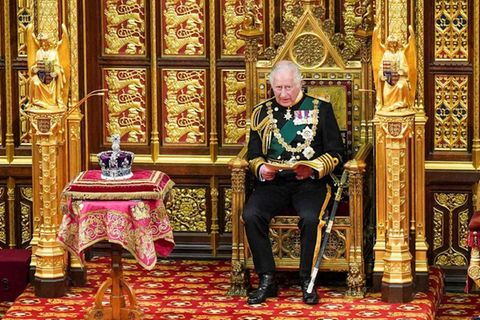 Der damalige Prinz Charles mit Ehefrau Camilla und seinem ältesten Sohn William bei der Eröffnung des Parlaments im Mai 2022. Dort hielt er die Rede als Vertretung von Queen Elizabeth II. Links neben ihm wird die Imperial State Crown präsentiert, die Charles während der Krönungszeremonie tragen wird