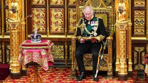 Der damalige Prinz Charles mit Ehefrau Camilla und seinem ältesten Sohn William bei der Eröffnung des Parlaments im Mai 2022. Dort hielt er die Rede als Vertretung von Queen Elizabeth II. Links neben ihm wird die Imperial State Crown präsentiert, die Charles während der Krönungszeremonie tragen wird