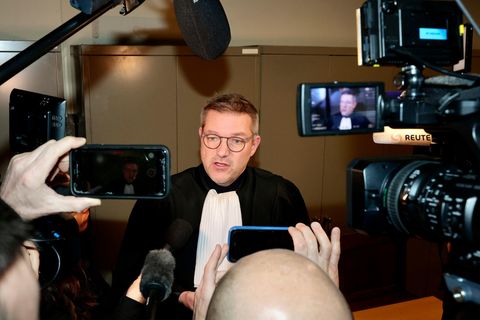 Der Anwalt von Pier Antonio Panzeri spricht mit den Medien.