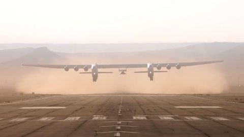 Stratolaunch Roc: Größtes Flugzeug der Welt bricht Rekord