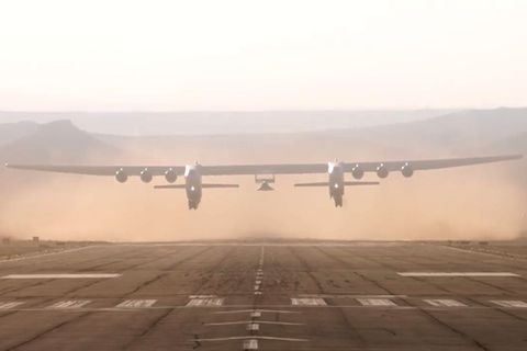 Stratolaunch Roc: Größtes Flugzeug der Welt bricht Rekord