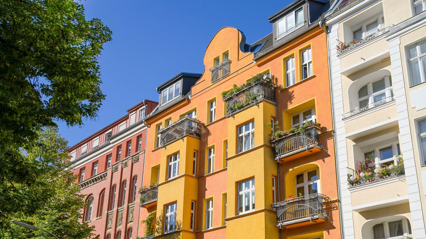 Altbau in Berlin: Bestandswohnungen wurden zuletzt günstiger angeboten, Neubau teurer