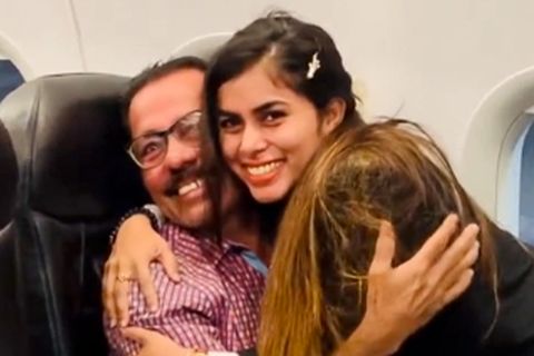 Ungewöhnliches Ritual: Pilotin fasst vor jedem Flug die Füße ihrer Eltern an