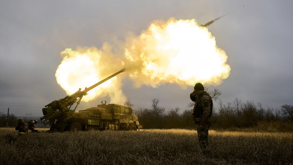 Soldaten der Ukraine feuern mit einer französischen Panzerhaubitze vom Typ Caesar auf russische Stellungen (Archivbild)