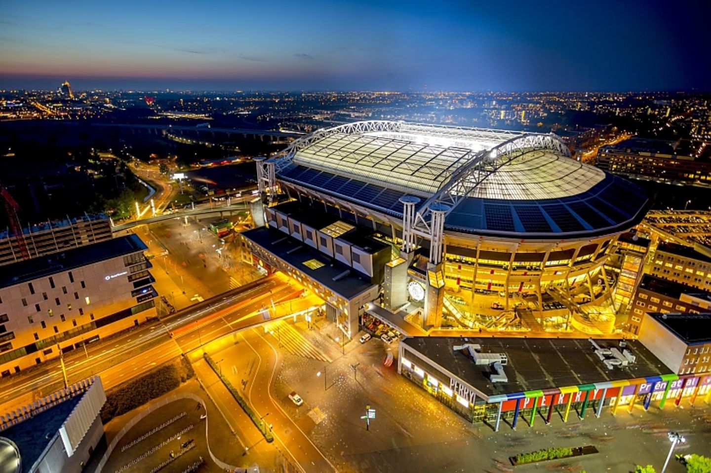 Bei der Amsterdam Arena werden Nissan Leaf Batterien als Speicher 
eingesetzt