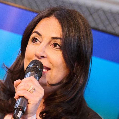 Genozid an Jesiden: Düzen Tekkal über die Anerkennung im Bundestag Düzen Tekkal wurde 1978 als Tochter jesidischer Kurden in Hannover geboren. 2014 reiste sie in den Nordirak, um den Genozid an den Jesiden dokumentarisch festzuhalten. Seither kämpft sie für die Anerkennung der erlebten Verbrechen. Gemeinsam mit ihrer Schwester gründete sie den Verein Háwar.help, der unter anderem Frauen unterstützt, die in IS-Kriegsgefangenschaft waren. Sie ist Sachverständige für Menschenrechtsfragen im Bundestag.