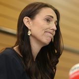 Jacinda Ardern macht auf ihre Pressekonferenz zum Rücktritt als Regierungschefin von Neuseeland ein trauriges Gesicht