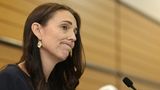 Jacinda Ardern macht auf ihre Pressekonferenz zum Rücktritt als Regierungschefin von Neuseeland ein trauriges Gesicht