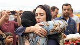 Jacinda Ardern trägt ein Kopftuch, während sie eine muslimische Frau nach dem Anschlag von Christchurch umarmt