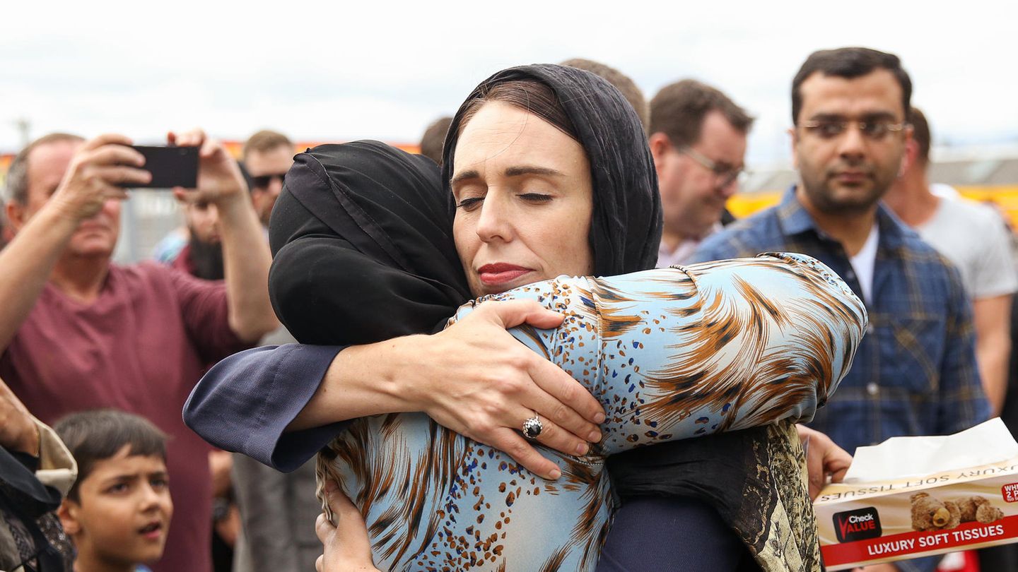 Jacinda Ardern trägt ein Kopftuch, während sie eine muslimische Frau nach dem Anschlag von Christchurch umarmt Jacinda Ardern trägt ein Kopftuch, während sie eine muslimische Frau nach dem Anschlag von Christchurch umarmt