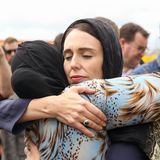 Jacinda Ardern trägt ein Kopftuch, während sie eine muslimische Frau nach dem Anschlag von Christchurch umarmt