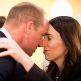 Jacinda Ardern begrüßt Prinz William mit einem Hongi, dem traditionellen Begrüßungsritual der Maori