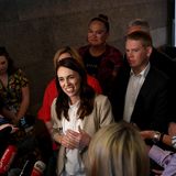 Jacinda Ardern ist nach ihrem Wahlsieg 2020 von Journalisten umringt und lächelt