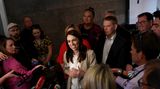 Jacinda Ardern ist nach ihrem Wahlsieg 2020 von Journalisten umringt und lächelt