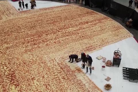 1300 Quadratmeter: Sechs Tonnen Teig: Fast-Food-Kette "baut" größte Pizza der Welt